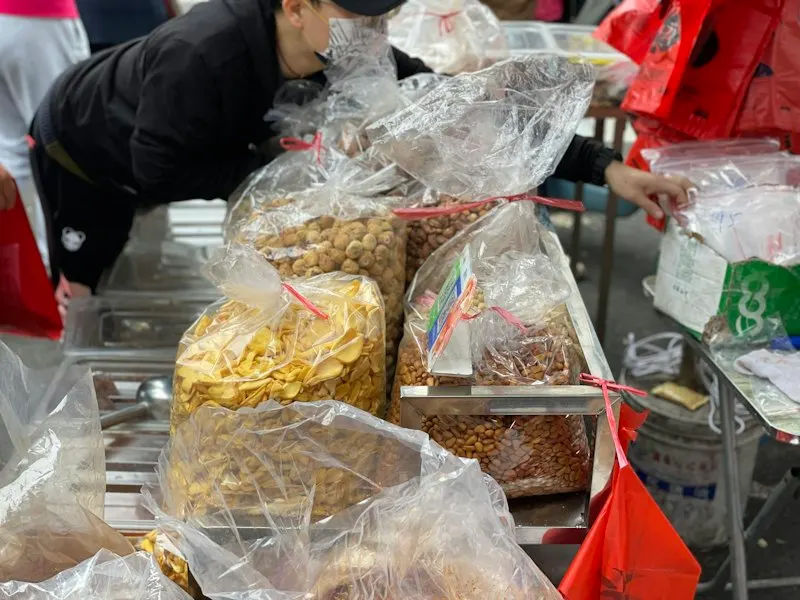 A snack vendor in Haikou